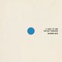 Text: „A HOLE TO SEE THE SKY THROUGH MYSTERY JETS“. Einfache, minimalistische Gestaltung mit einem blauen Punkt., CD