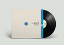 Text: "A HOLE TO SEE THE SKY THROUGH MYSTERY JETS." Schallplatte mit blauem Rand, Himmelsmotiv sichtbar., LP