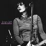 „Joan Jett BAD REPUTATION“. Eine Frau im gestreiften Shirt singt mit Gitarre vor einem Mikrofon., CD
