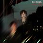 Texte: "BILLY MORRISON HOLLOW". Dunkles Porträt mit verschwommenen Lichtern, Mann mit Schmuck, abendliche Atmosphäre., CD