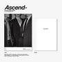"Ascend- The 6th Mini Album by ZEROBASEONE." Links drei Personen in Anzügen, rechts ein schlichtes weißes Cover., 1 CD und 1 Buch