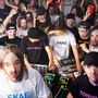 Verschiedene T-Shirts mit Texten: FAKE, NOTHING'S, EKAE; Menschenmenge mit identischen Gesichtsmasken., LP