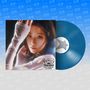 „LE SSERAFIM“ und „MADE MY NIGHT“ unten. Blaues Vinyl rechts, Frauenporträt links.