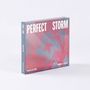 „PERFECT STORM“ prangt in weißen Großbuchstaben. Ein rot-graues Muster dominiert die Vorderseite der CD-Hülle.