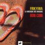 Text: "FRIKYIWA LA MUSIQUE DES MAQUIS BON COIN". Rote Sandalen mit bunten Mustern auf einer erdigen Oberfläche.