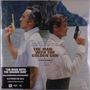 Texte: "THE MAN WITH THE GOLDEN GUN", "JOHN BARRY". Zwei Männer Rücken an Rücken, beide mit Pistolen, vor einer Wasserlandschaft., 2 LPs