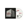 "GENERIC EVERYTHING" steht auf einem grauen Vorhang. Eine CD zeigt denselben Text und eine Tracklist., CD