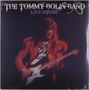 "The Tommy Bolin Band" und "Live 9/19/76" erscheinen oben in einem verschwommenen Konzertfoto mit Gitarrist., LP