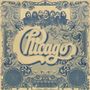 "Chicago" in geschwungener Schrift, umgeben von verzierter Grafik im vintage Stil, darüber eine Reihe von Männern.