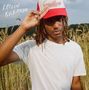 „KAIZIN BUCKAROO“ steht links oben. Eine Person in weißem T-Shirt und rotem Cap steht in einem Feld., LP