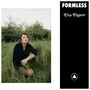 "FORMLESS" und "Ora Cogan" stehen auf einem schwarzen Hintergrund. Eine Person sitzt in einem grünen Feld., LP