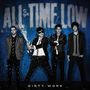 Text: "ALL TIME LOW" und "DIRTY WORK". Vier Männer in Anzügen, einer sprüht Sekt. Hintergrund in Blau. Cover-Design.