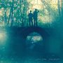 Joan Shelley, Over and Even. Zwei Personen stehen auf einer Brücke im Wald, umgeben von Bäumen., LP
