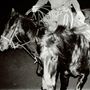Zwei Pferde in Bewegung bei Nacht, ein Reiter hält Zügel und Lasso. Kontrastreiches Schwarz-Weiß, dynamische Szene., LP