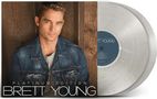 Platinum Edition Brett Young. Ein Mann in Jeansjacke lehnt an einer Holzoberfläche, daneben zwei transparente Schallplatten., 2 LPs