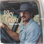 Text: „Riley Green, That's Just Me“. Mann mit Hut sitzt am Steuer eines Fahrzeugs und schaut aus dem Fenster., CD