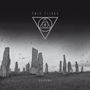 Text: "Twin Tribes", "Shadows". Ein Logo mit Dreieck und Kreuz. Im Hintergrund stehen hohe Steine auf einer Wiese., CD