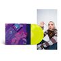 Ein gelbes Vinyl, ein illustratives Albumcover mit Person auf Sofa, daneben eine Frau mit gestreiftem Pullover kauend., 2 LPs