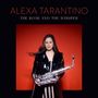 Oben "ALEXA TARANTINO", darunter "THE ROAR AND THE WHISPER". Frau in schwarzem Mantel mit Saxophon, roter Hintergrund., CD