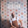 Text: "NATHAN EVANS FOX" und "HEIRLOOM". Ein Mann mit Brille und Latzhose sitzt vor einer Patchworkdecke mit bunten Mustern., LP