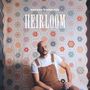 Text: "NATHAN EVANS FOX HEIRLOOM". Ein Mann sitzt vor einer bunten Patchwork-Decke, trägt Brille und braune Latzhose., CD