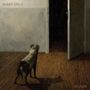 Texte: "MAMA'S BROKE" oben links, "REUNION" unten rechts. Ein Hund schaut in einen dunklen Raum durch eine offene Tür., LP