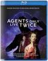 "AGENTS LIVE ONLY TWICE" steht mittig. Sängerin mit Mikrofon, Dirigent, Orchester im Hintergrund, Fadenkreuz-Design., Blu-ray Disc