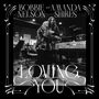 „BOBBIE NELSON und AMANDA SHIRES LOVING YOU“ steht in stilisierter Schrift. Zwei Frauen umarmen sich im Tonstudio., CD