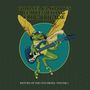 Text: "COLONEL CLAYPOOL'S FEARLESS FLYING FROG BRIGADE" und "RETURN OF THE LIVE FROGS: VOLUME 1". Illustration: Fliegender Frosch mit Gitarre., LP