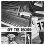 „OFF THE RECORD“ steht in großen Buchstaben. Ein Klavier und Schlagzeug sind sichtbar, zusammen mit anderen Musikinstrumenten., LP