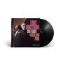 Text: "LOUIS ARMSTRONG ONE NIGHT IN HIGHLAND PARK". Ein Mann im Anzug singt in ein Mikrofon. Schallplatte sichtbar., LP