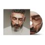 „FRIEDEN“ in goldenen Buchstaben. Ein Mann mit geschlossenen Augen und Narben auf dem Gesicht, daneben eine CD mit demselben Bild., CD