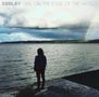 Text: "KEELEY GIRL ON THE EDGE OF THE WORLD." Eine Person steht am Ufer, blickt aufs Meer. Ein Regenbogen ist sichtbar., CD