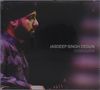 JASDEEP SINGH DEGUN, JOGKAUNS. Ein Mann im Profil mit Turban, vor dunklem Hintergrund., CD