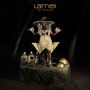 "Lamisi" und "Let Us Clap" oben. Person in kunstvoller, goldener Kleidung, umgeben von goldenen Objekten im Wald., LP