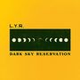 "L.Y.R. DARK SKY RESERVATION" ist zentral platziert. Darunter eine Reihe von Mondphasen auf gelbem Hintergrund., CD