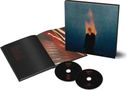 „Amor“ auf zwei CDs; links ein aufgeschlagenes Buch mit Texten; im Hintergrund eine mysteriöse Abbildung., 2 CDs