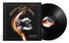 Text: "MOON FAR AWAY" und "ACOU". Schallplatte mit schwarzem Cover. Hände halten schwarze Äpfel, Flammenmotiv., LP
