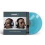 "THE TRUTH DOESN'T MATTER" steht unter zwei Modellköpfen mit Headsets. Zwei türkisfarbene Vinyl-Schallplatten sind sichtbar., 2 LPs