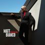 „MATT BIANCO Masquerader“ in weißem und rotem Text. Ein Mann in Anzug und Sonnenbrille steht im Schatten., LP