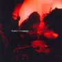 Text "hail mary" in der Mitte. Drei Personen spielen Instrumente in rotem Licht, rockige Stimmung., CD