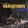"Goldberg Variations J.S. Bach" in großen Buchstaben. Darunter Musikinstrumente: Saxophon, Akkordeon, geöffnetes Cello-Etui.