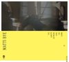 Gelber Bereich mit schwarzem Text: "MATTI BYE", "THE LENGTH BETWEEN DUSK AND DAWN IN MINUTES". Unscharfe Silhouette am Klavier.