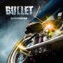 Text: "BULLET KICKSTARTER." Ansicht eines Motorrads von unten, Fuß tritt den Kickstarter, dynamische Szene.