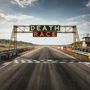 "DEATH RACE" leuchtet über Start-Ziellinie, Rennstrecke in ländlicher Umgebung, Werbebanner entlang der Strecke., CD
