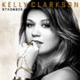 Oben steht „Kelly Clarkson“, darunter „Stronger“. Eine Frau beißt nachdenklich auf ihren Finger.