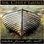 Texte: "The Chieftains", "water from the well". Altes Boot auf Gras, naturbelassene Umgebung., CD