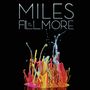 "MILES AT THE FILLMORE" in großen Buchstaben, darunter bunte, hochspritzende Farbtropfen auf einem schwarzen Hintergrund.