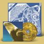 Blauer Hintergrund mit Text "Hotel Usonia". Adlerabbildung und goldene Münze mit "TWENTY DOLLARS" schwarz-gelb., CD