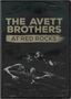 Text: "THE AVETT BROTHERS AT RED ROCKS". Darunter zwei Musiker mit Gitarren in Schwarz-Weiß.